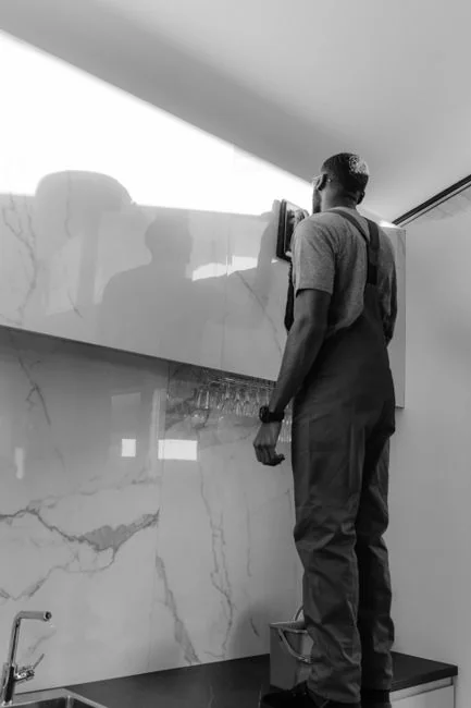 Colleghi interagiscono in un ambiente d’ufficio moderno, unendo tecnologia e igiene sul lavoro.